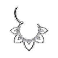 Septum Clicker color argento con design a forma di fiore e cristalli, su sfondo bianco