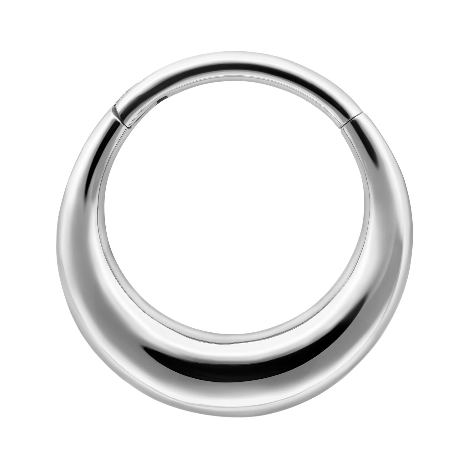 Anello piercing argento in acciaio chirurgico, diametro interno 10 mm su sfondo bianco