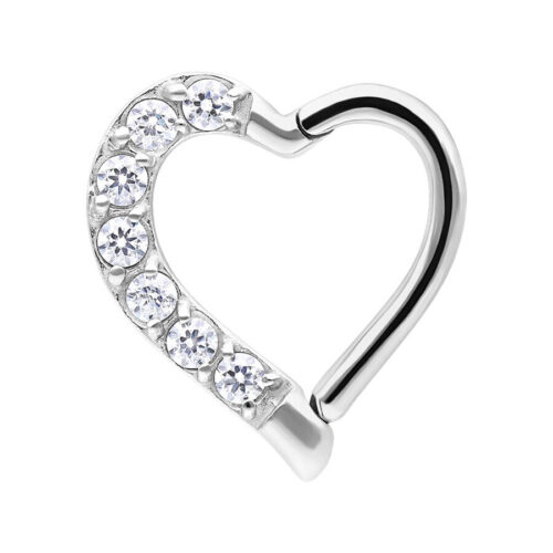 Anello piercing a cuore d'argento con cristalli chiari su sfondo bianco