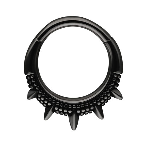 Anello piercing nero con borchie su sfondo bianco