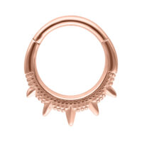 Clicker per septum in oro rosa con dettagli a spillo su sfondo bianco