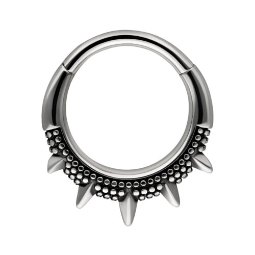 Anello piercing orientale con borchie e punte, nero-argento, su sfondo bianco