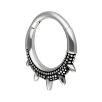 Anello da piercing in argento e nero con design a spillo su sfondo bianco