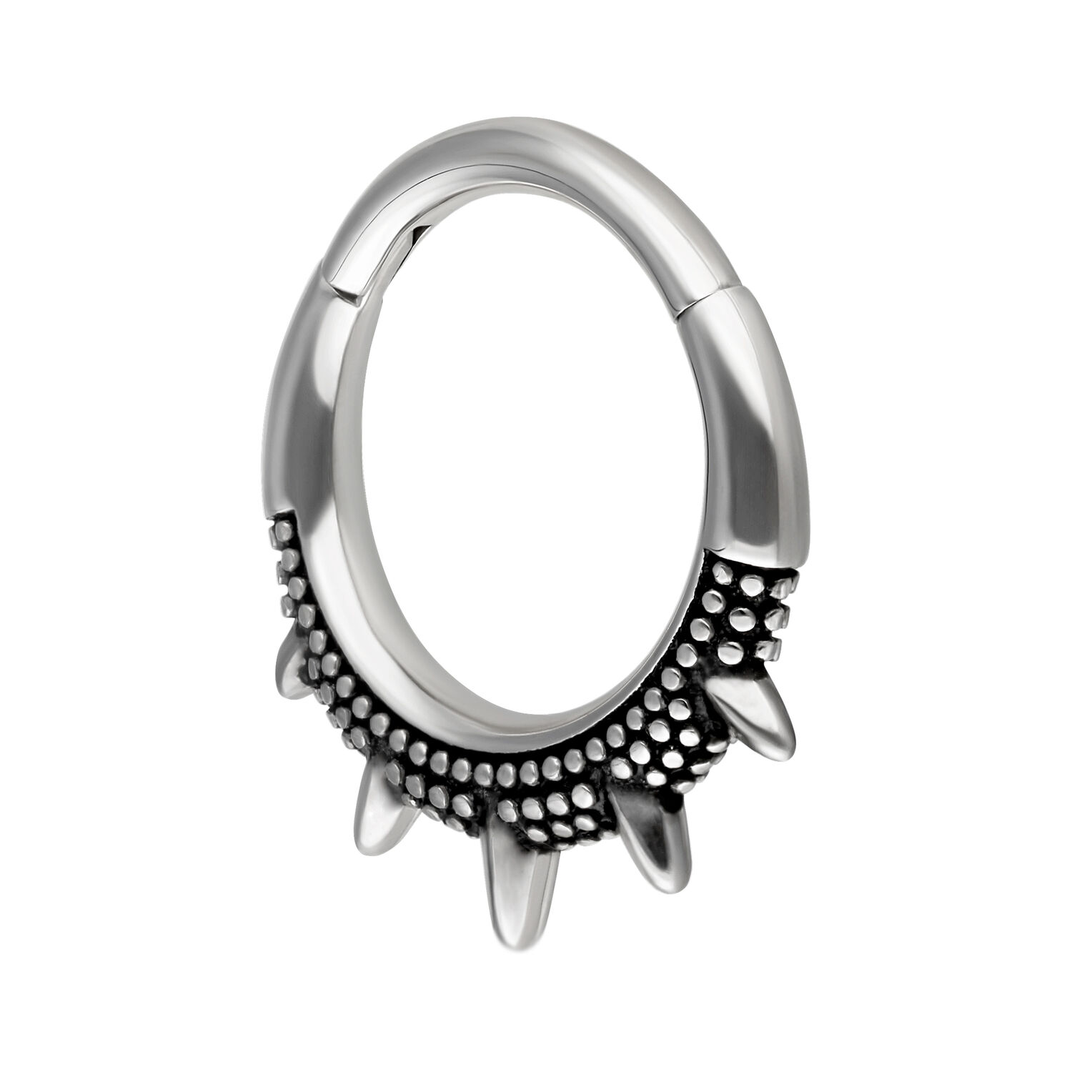 Anello da piercing in argento e nero con design a spillo su sfondo bianco