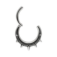 Anello piercing in argento con punte su sfondo bianco