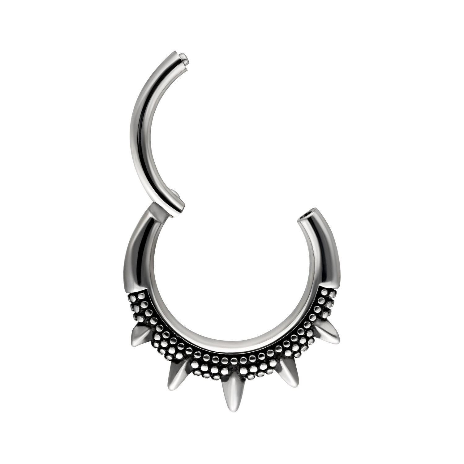 Anello piercing in argento con punte su sfondo bianco