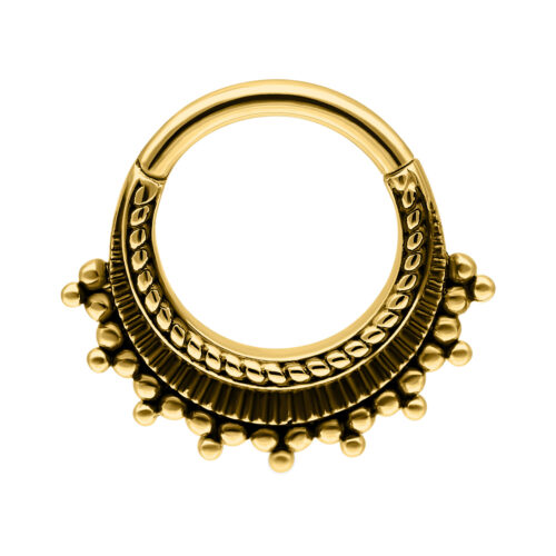 Anello piercing dorato con sfere decorative su sfondo bianco