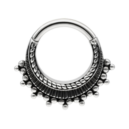 Anello Piercing argento con decorazioni su sfondo bianco