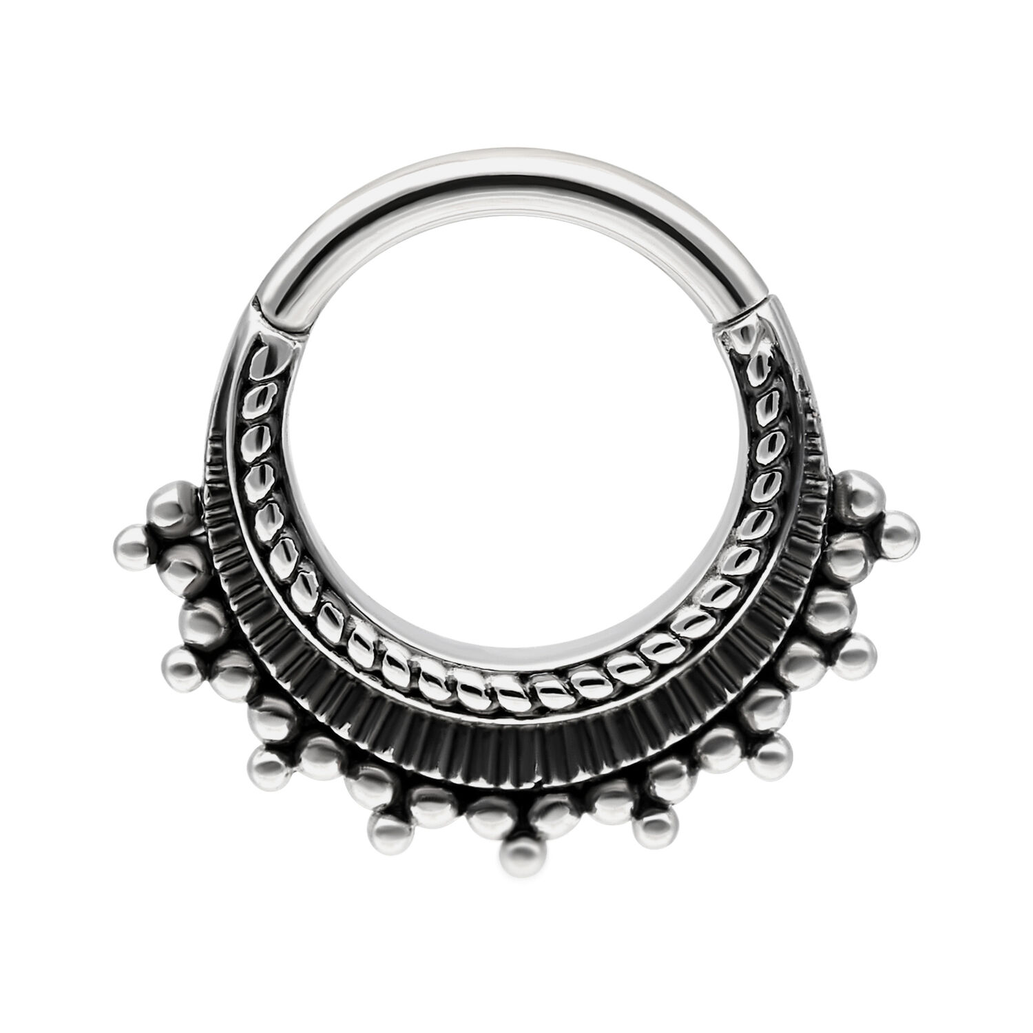 Anello Piercing argento con decorazioni su sfondo bianco