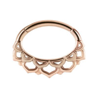 Clicker per setto in oro rosa con motivo floreale su sfondo bianco