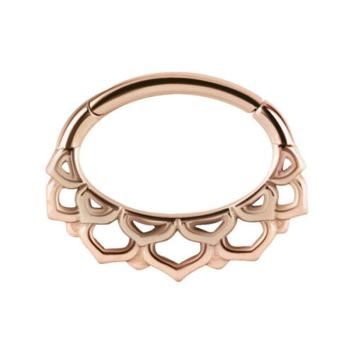 Clicker per setto in oro rosa con motivo floreale su sfondo bianco