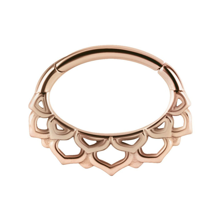 Clicker per setto in oro rosa con motivo floreale su sfondo bianco