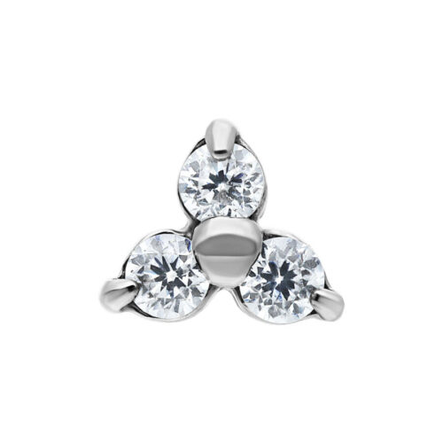 Attachment piercing in argento con tre cristalli chiari, sfondo da studio