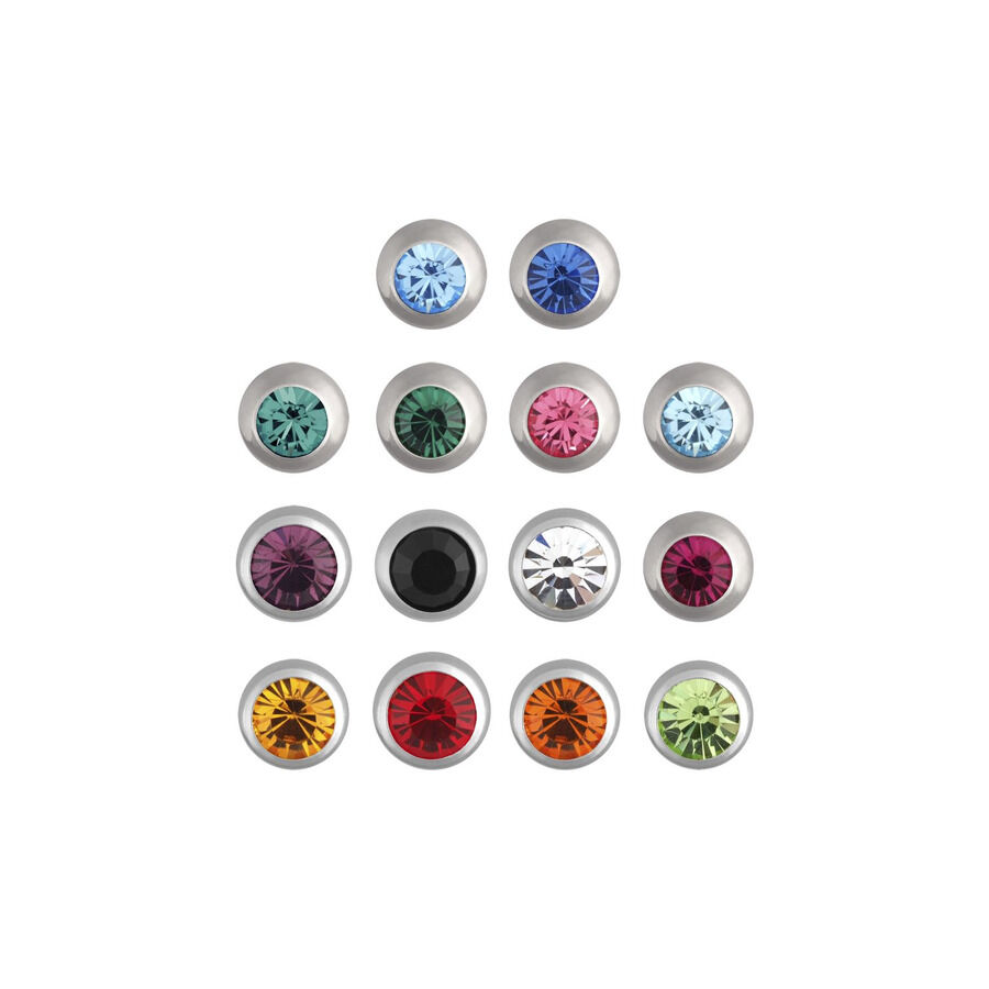Accessori piercing in argento con cristalli blu, neri, rosa e altro su sfondo bianco