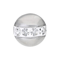 Accessorio per piercing in argento con cristalli Accessorio rotondo in argento con cristalli chiari su sfondo bianco