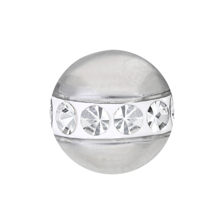 Accessorio per piercing in argento con cristalli Accessorio rotondo in argento con cristalli chiari su sfondo bianco