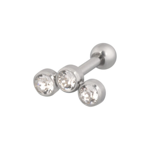 Piercing Tragus in argento con tre pietre cristalline, su sfondo bianco