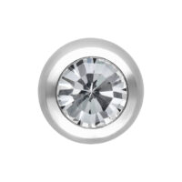 Accessorio per piercing sfaccettato in argento con cristallo chiaro su sfondo bianco