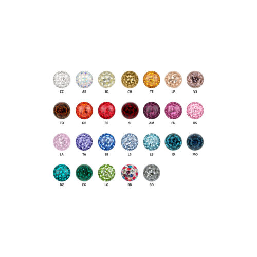 Diversi accessori per gioielli colorati in acciaio chirurgico su sfondo bianco