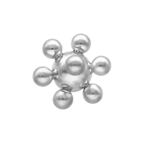 Spaceball d'argento con sette piccole sfere su sfondo bianco