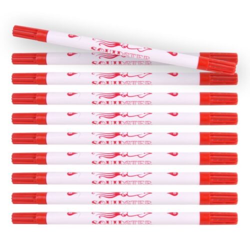 Dieci pennarelli rossi per tatuaggi di Squidster disposti in fila su sfondo bianco