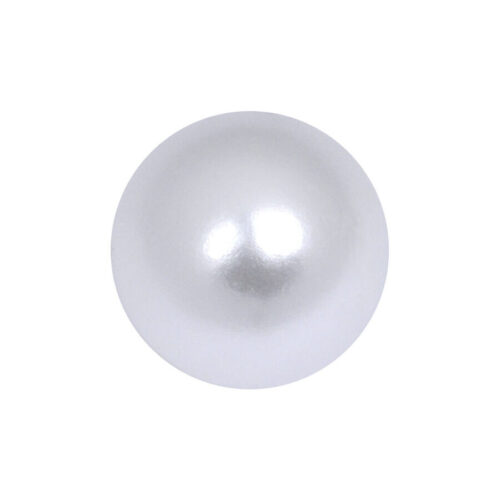 Sfera di perla sintetica bianca con diametro di 3 mm su sfondo bianco