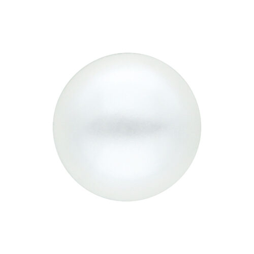 Perla sintetica bianca su sfondo bianco, liscia e rotonda