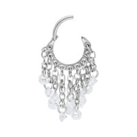 Anello piercing in argento con cristalli chiari pendenti su sfondo bianco