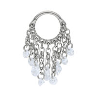 Anello piercing argento con cristalli chiari pendenti su sfondo bianco