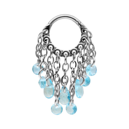 Anello piercing color argento con pendenti di cristallo azzurro chiaro su sfondo bianco