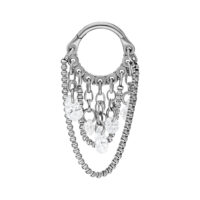 Anello piercing in titanio argentato con cristalli pendenti su sfondo bianco