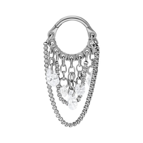 Anello piercing in titanio argentato con cristalli pendenti su sfondo bianco