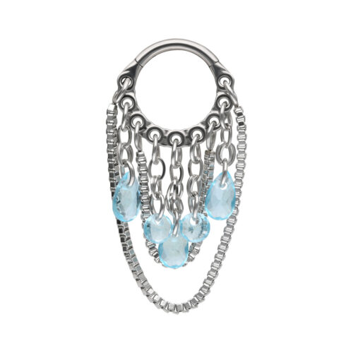 Anello piercing color argento con cristalli azzurri e catene su sfondo bianco