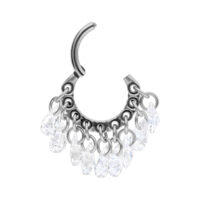 Anello piercing in titanio argento con cristalli chiari pendenti su sfondo bianco
