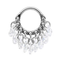 Anello incernierato in titanio argento con cristalli chiari su sfondo bianco