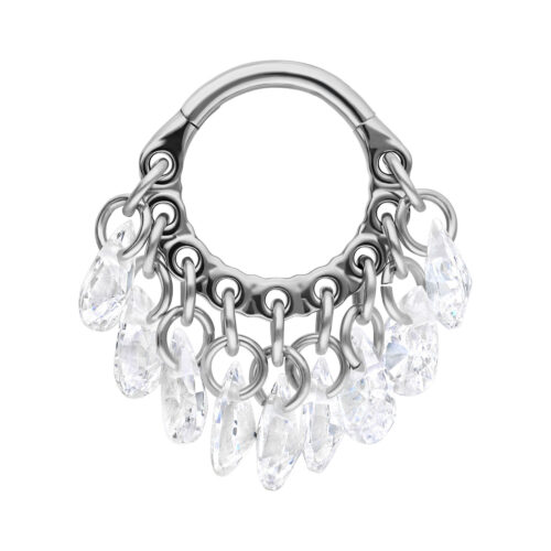 Anello incernierato in titanio argento con cristalli chiari su sfondo bianco