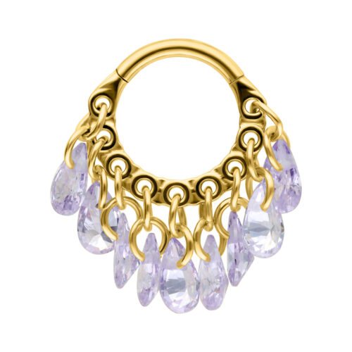Anello dorato con cristalli pendenti color lavanda su sfondo bianco