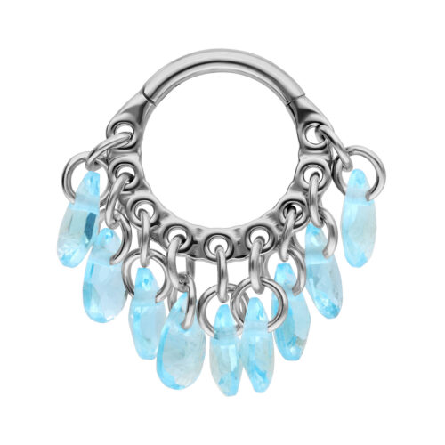 Clicker color argento con cristalli azzurri pendenti su sfondo bianco