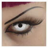 Primo piano di un occhio con lente a contatto bianca e eyeliner nero