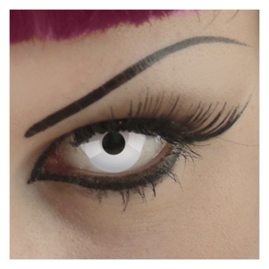 Primo piano di un occhio con lente a contatto bianca e eyeliner nero