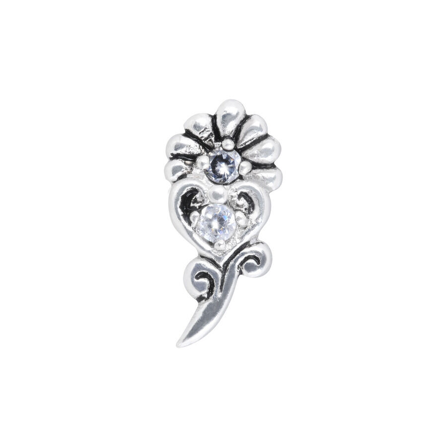 Piercing d'argento in acciaio chirurgico con motivo floreale e a cuore su sfondo bianco