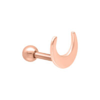 Barbell per orecchio in oro rosa a forma di mezzaluna su sfondo bianco