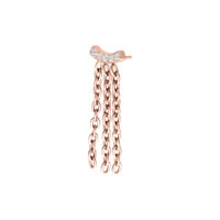 Accessorio in oro rosa con cristalli e catene su sfondo bianco