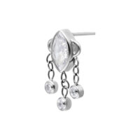 Inserto per orecchie in argento con tre cristalli pendenti su sfondo bianco