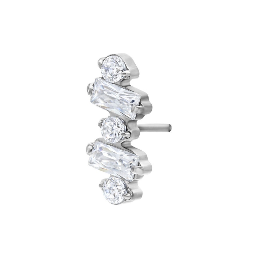 Accessorio in metallo argento con cristalli chiari su sfondo bianco