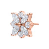 Accessorio rosé dorato con pietre cristalline a forma di fiore su sfondo bianco