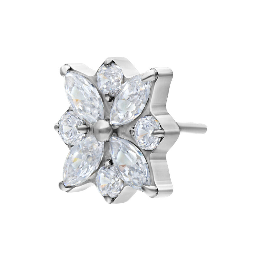 Inserto argento con fiori cristallini su sfondo bianco