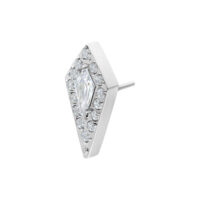 Accessorio argento con pietre cristalline su sfondo bianco