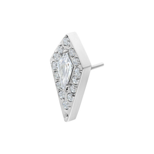 Accessorio argento con pietre cristalline su sfondo bianco