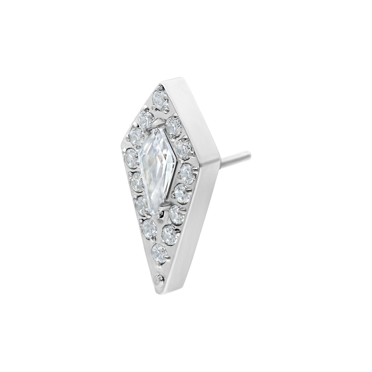 Accessorio argento con pietre cristalline su sfondo bianco